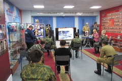 Обучающиеся-ко-Поисковый-клуб-Обелиск-слушают-рассказ-о-подвиге-33-х-героев
