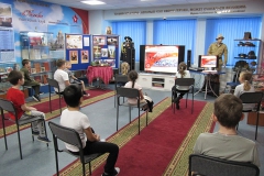 Обучающиеся-ко-Туристёнок-на-уроке-мужества-посвящённом-Сталинградской-битве