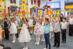 Танец с листочками в исполнении воспитанников детского сада Росинка