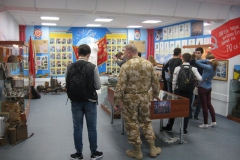Обучающиеся гимназии №6 рассматривают экспонаты музея перед праздником Победы 9 Мая